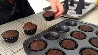 【视频】女巫帽子纸杯蛋糕的做法 步骤5