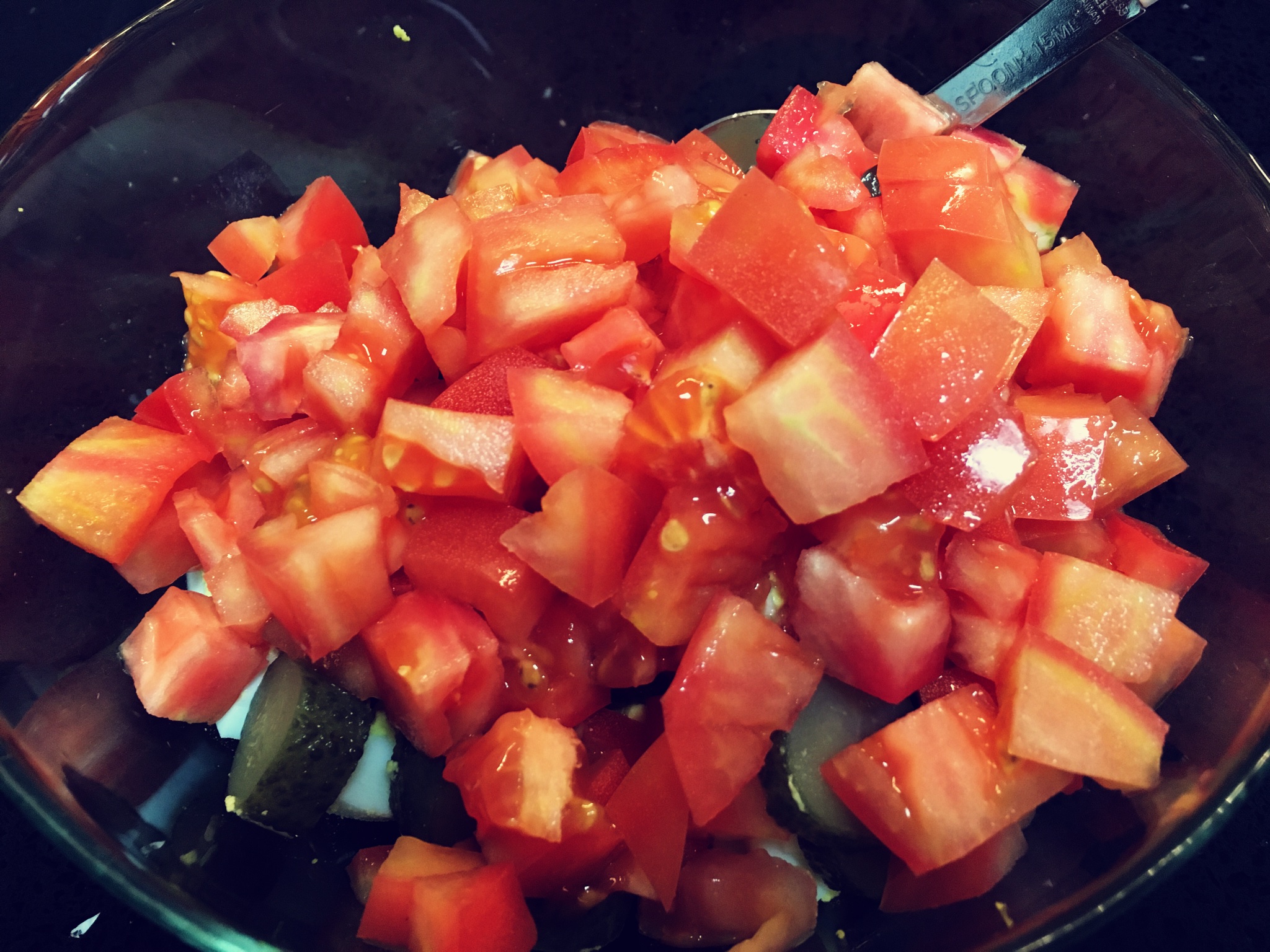快速消耗酸黄瓜的牛油果番茄鸡蛋沙拉的做法 步骤2