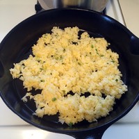 黄金蛋炒饭(改良版)-剩饭也美味的做法 步骤4