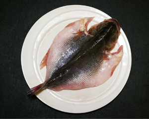 「月澜姐」清蒸鲈鱼 ▏揭秘饭店蒸鱼味道鲜美不腥的诀窍的做法 步骤4