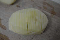 培根风琴烤土豆的做法 步骤2
