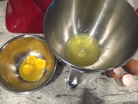 N蛋戚风蛋糕胚（含各种烤盘尺寸换算）的做法 步骤1
