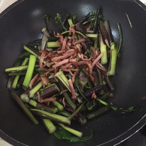 腊肉炒红菜苔的做法 步骤6