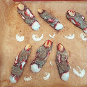 【萬圣節】恐怖血腥喪尸手指餅干的做法 步驟15