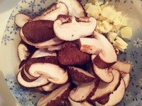 香菇土豆焖鸡翅的做法 步骤2
