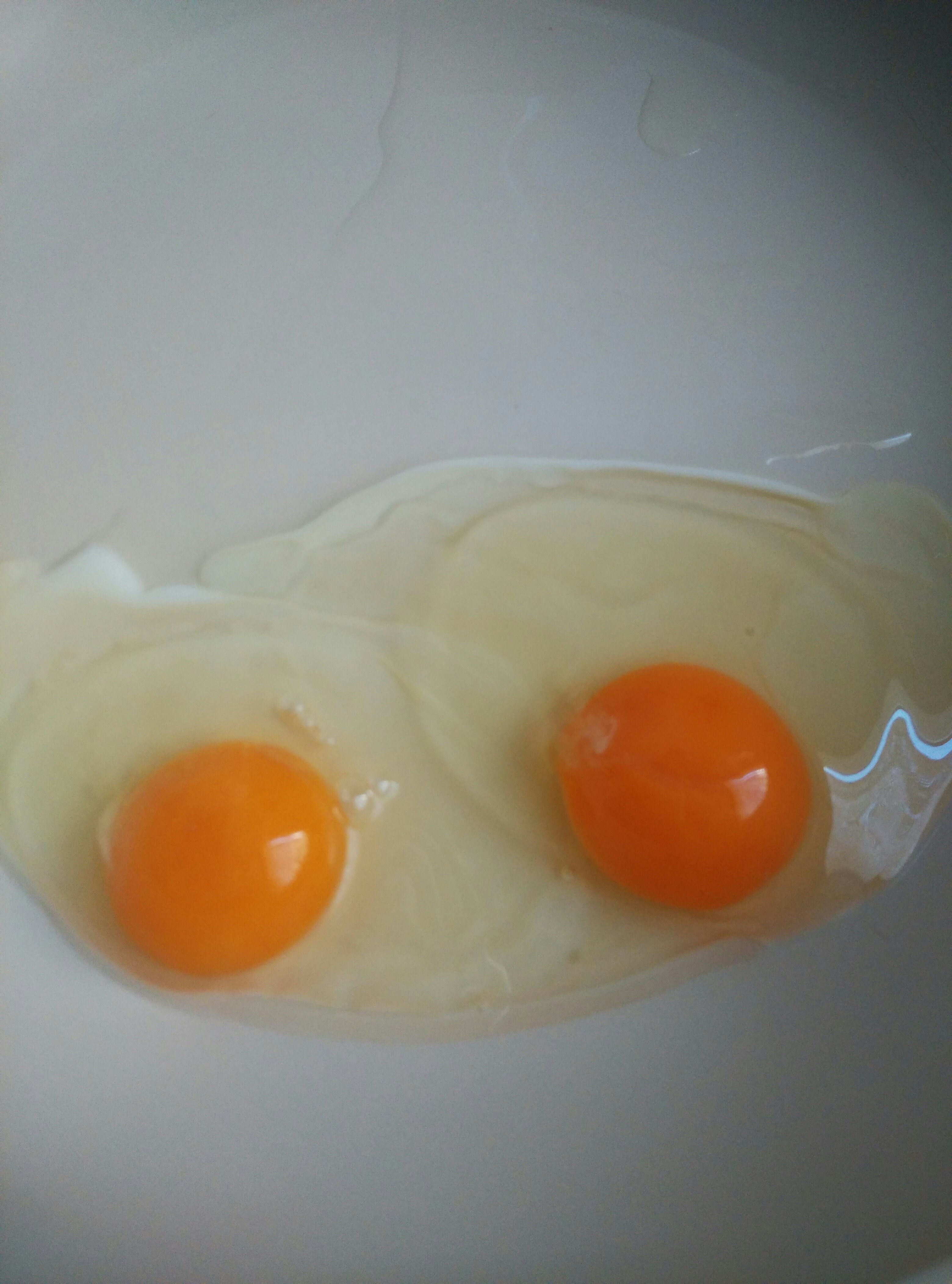 煎鸡蛋(超详细步骤，快速安慰自己饥饿的胃)的做法 步骤2