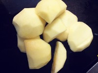 电饭煲煲汤：苹果海底椰螺片煲骨头的做法 步骤2