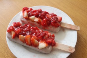 自制快手网红草莓巧克力棒冰
