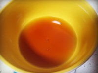 香油鸡蛋(治咳嗽)的做法 步骤1