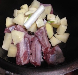 土豆炖排骨 高压锅简易版的做法 步骤3