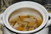 南瓜菌菇排骨汤的做法 步骤5