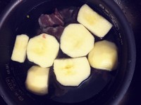 电饭煲煲汤：苹果海底椰螺片煲骨头的做法 步骤6