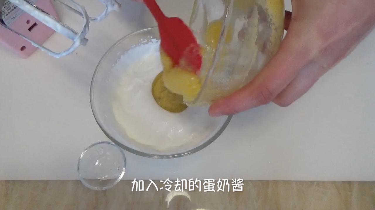 草莓慕斯蛋糕（视频菜谱）的做法 步骤12