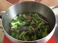 减肥菜谱：水煮香菇西兰花的做法 步骤1
